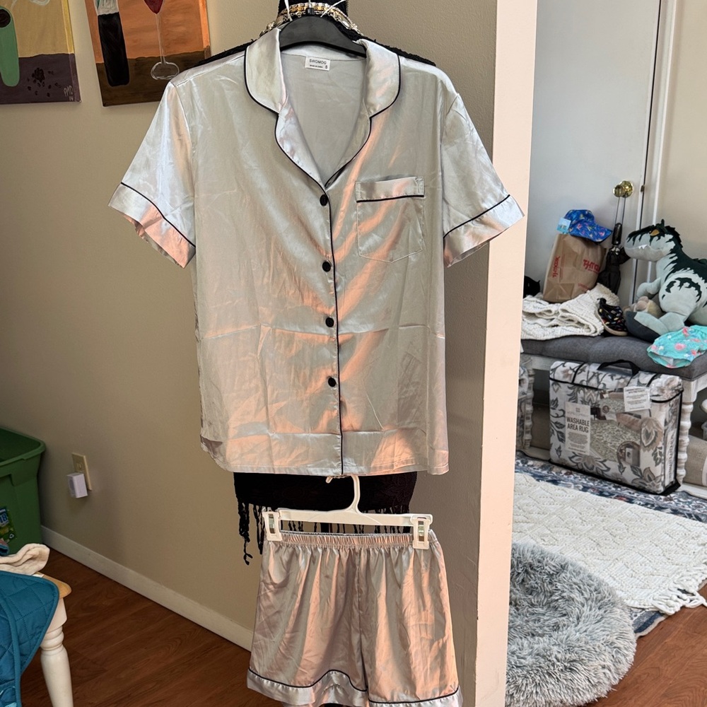 SWOMOG Silver Satin feel Pajama Set, excellent condition